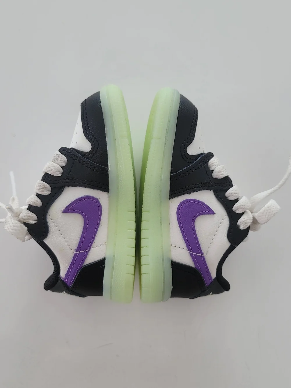 Nike Kids Low-Top Sneakers in White, Black & Purple with Glow Sole US 4C/EUR19.5